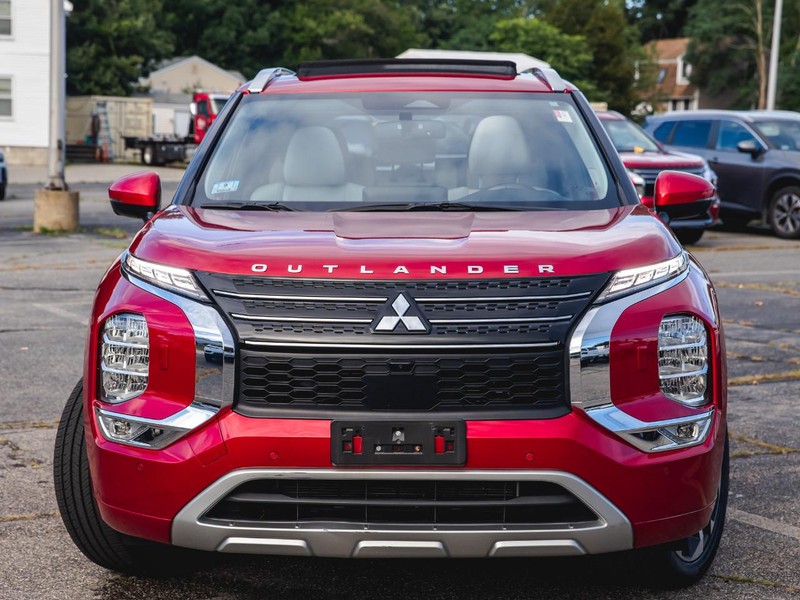 Mitsubishi Outlander PHEV Vehicle Full-screen Gallery Image 09