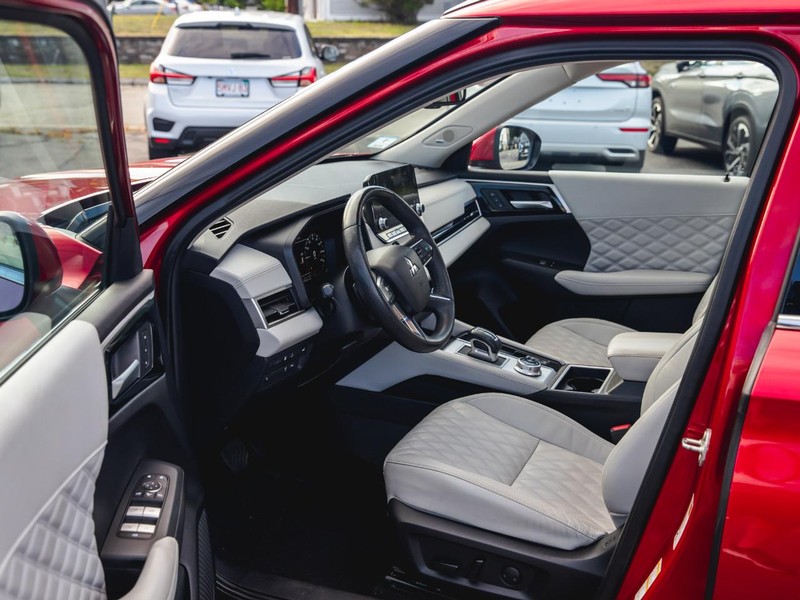 Mitsubishi Outlander PHEV Vehicle Full-screen Gallery Image 10