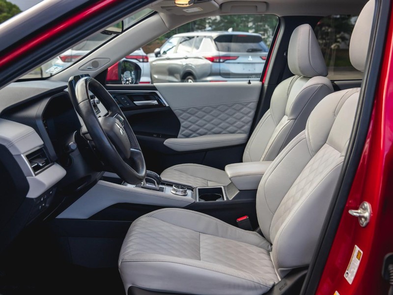 Mitsubishi Outlander PHEV Vehicle Full-screen Gallery Image 11