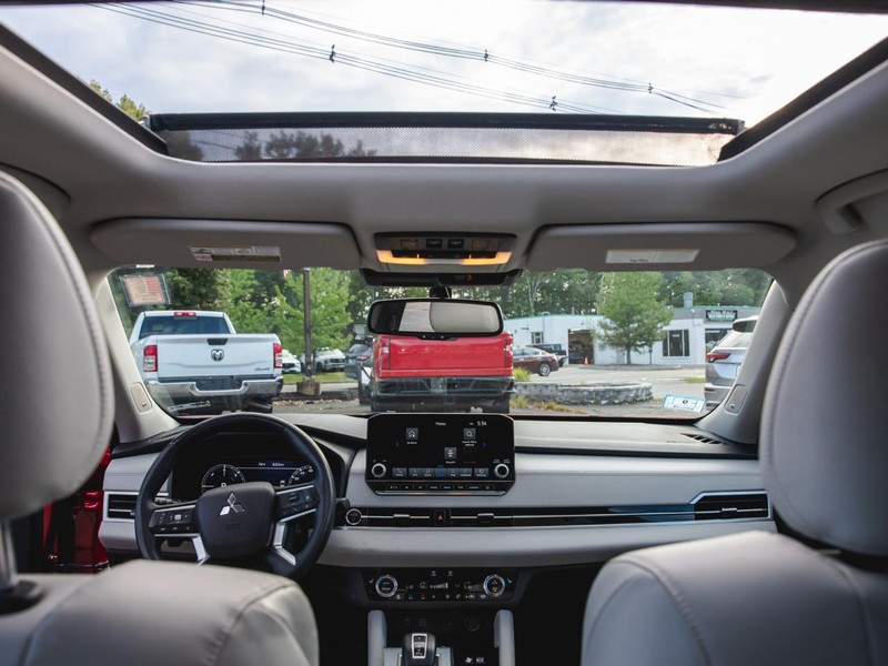 Mitsubishi Outlander PHEV Vehicle Full-screen Gallery Image 12