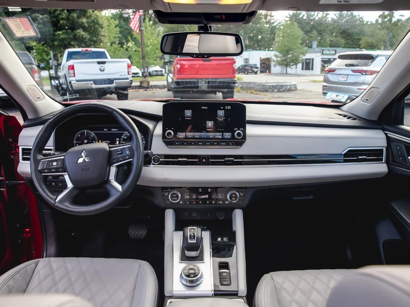 Mitsubishi Outlander PHEV Vehicle Full-screen Gallery Image 13