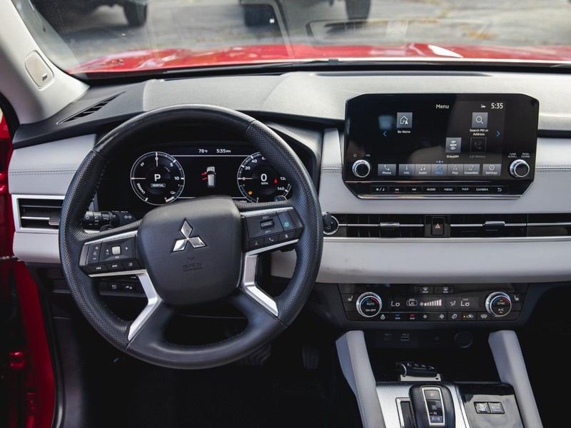Mitsubishi Outlander PHEV Vehicle Full-screen Gallery Image 14