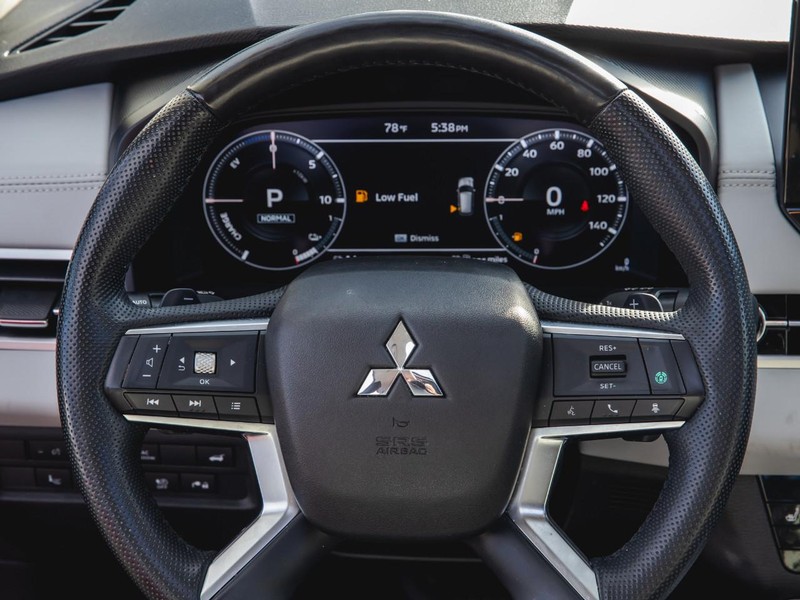 Mitsubishi Outlander PHEV Vehicle Full-screen Gallery Image 15