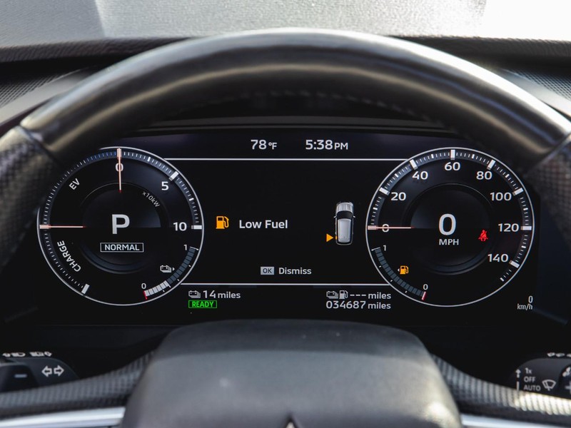 Mitsubishi Outlander PHEV Vehicle Full-screen Gallery Image 16