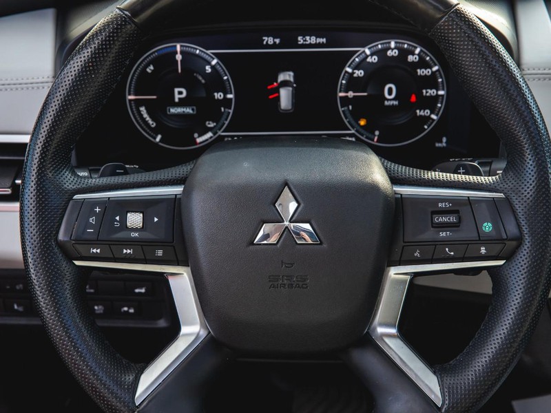 Mitsubishi Outlander PHEV Vehicle Full-screen Gallery Image 17