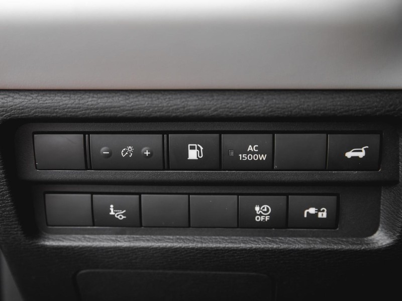 Mitsubishi Outlander PHEV Vehicle Full-screen Gallery Image 18