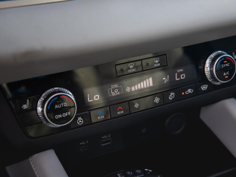 Mitsubishi Outlander PHEV Vehicle Full-screen Gallery Image 21