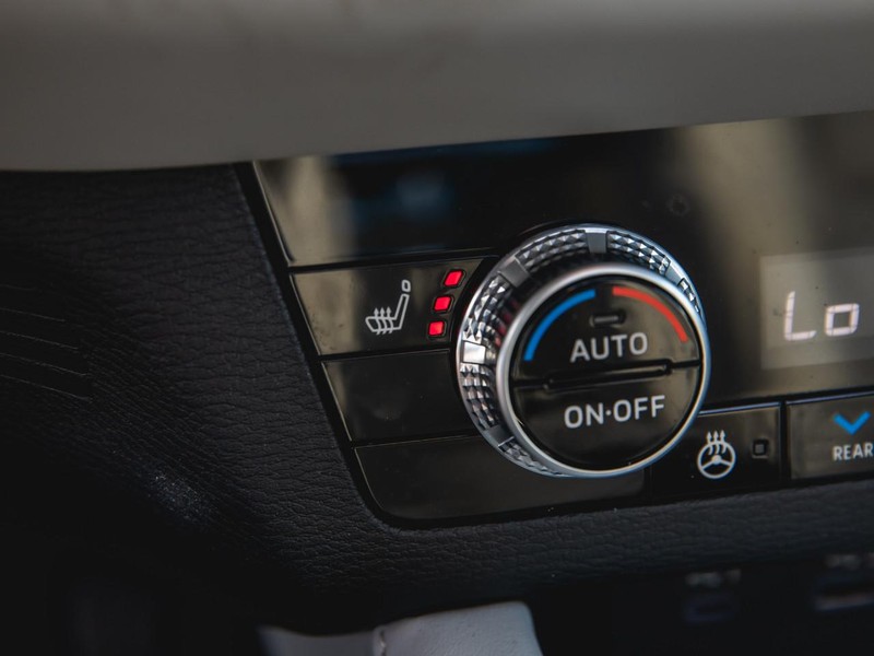 Mitsubishi Outlander PHEV Vehicle Full-screen Gallery Image 22