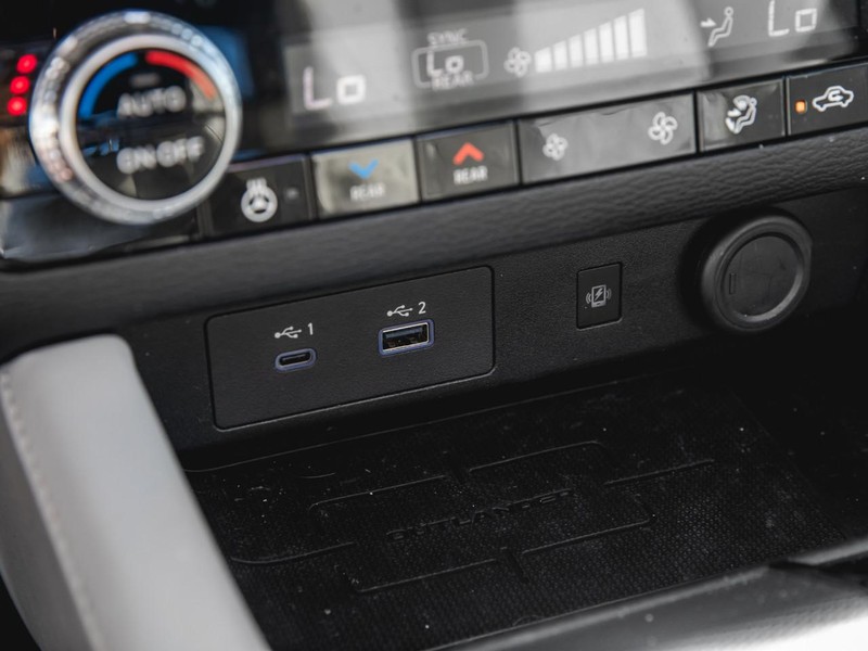 Mitsubishi Outlander PHEV Vehicle Full-screen Gallery Image 23