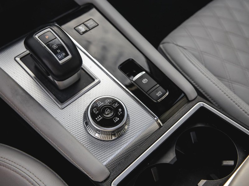 Mitsubishi Outlander PHEV Vehicle Full-screen Gallery Image 24