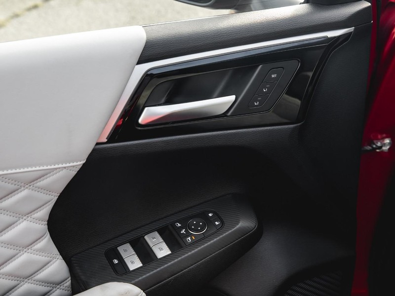 Mitsubishi Outlander PHEV Vehicle Full-screen Gallery Image 25