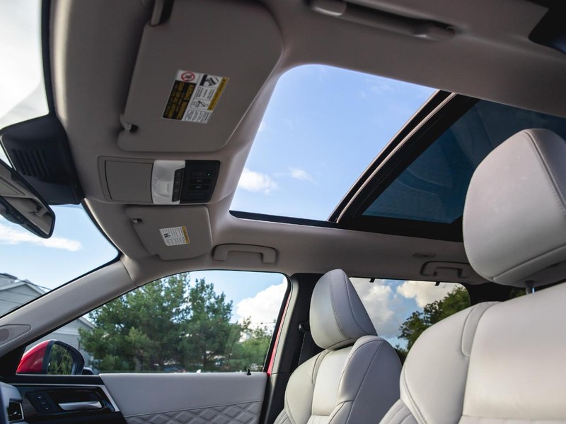 Mitsubishi Outlander PHEV Vehicle Full-screen Gallery Image 27