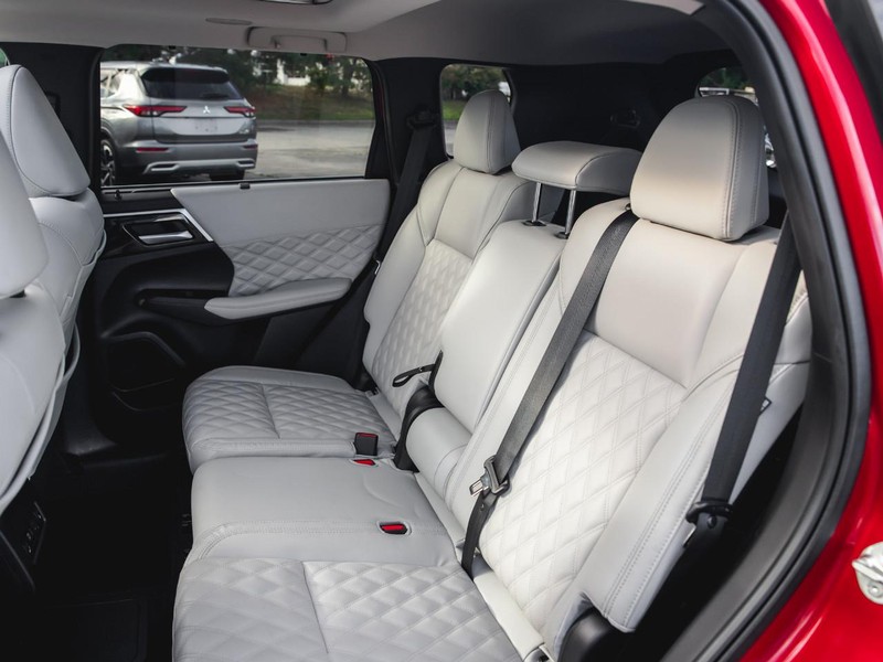 Mitsubishi Outlander PHEV Vehicle Full-screen Gallery Image 28