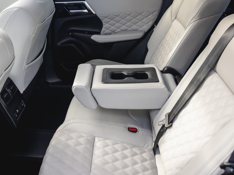 Mitsubishi Outlander PHEV Vehicle Full-screen Gallery Image 29