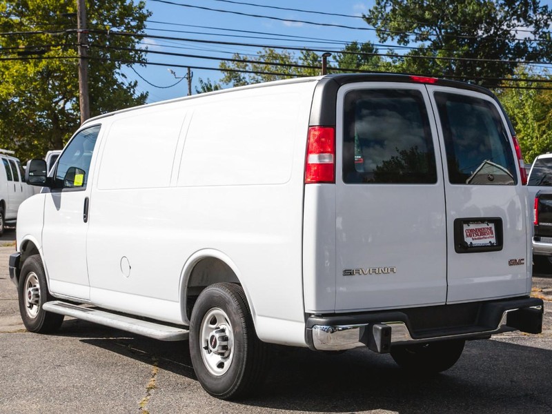 GMC Savana Cargo Van Vehicle Full-screen Gallery Image 03