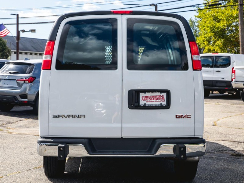 GMC Savana Cargo Van Vehicle Full-screen Gallery Image 04