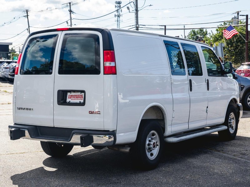 GMC Savana Cargo Van Vehicle Full-screen Gallery Image 05