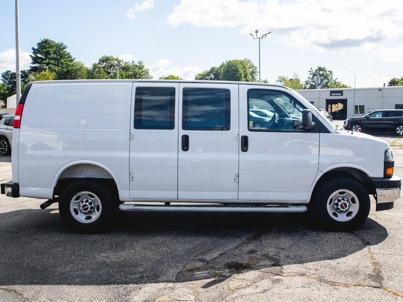 GMC Savana Cargo Van Vehicle Full-screen Gallery Image 06