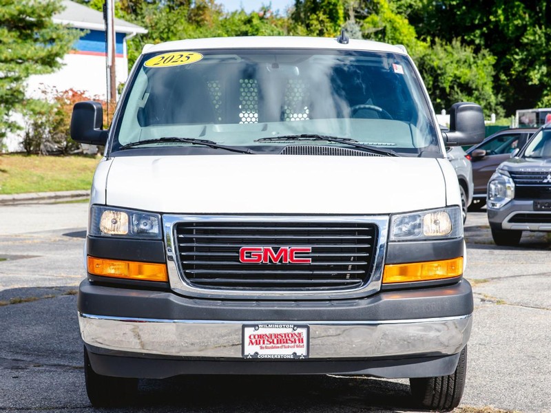 GMC Savana Cargo Van Vehicle Full-screen Gallery Image 08