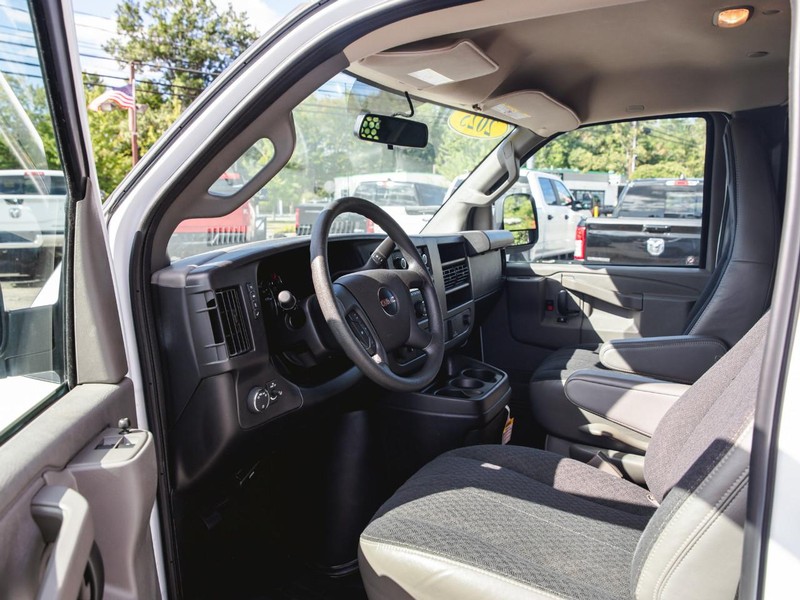 GMC Savana Cargo Van Vehicle Full-screen Gallery Image 09