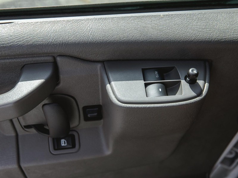 GMC Savana Cargo Van Vehicle Full-screen Gallery Image 16