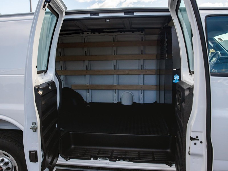 GMC Savana Cargo Van Vehicle Full-screen Gallery Image 18