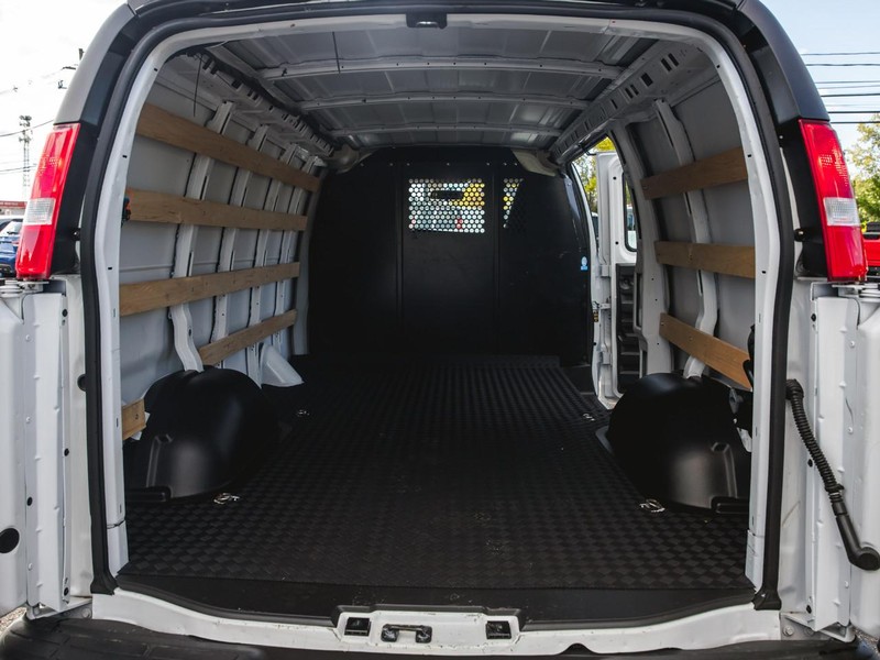 GMC Savana Cargo Van Vehicle Full-screen Gallery Image 20