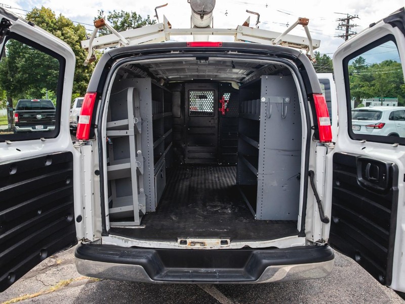 Chevrolet Express Cargo Van Vehicle Full-screen Gallery Image 18