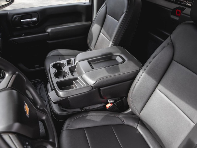 Chevrolet Silverado 2500HD Vehicle Full-screen Gallery Image 18