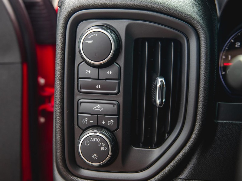 Chevrolet Silverado 2500HD Vehicle Full-screen Gallery Image 22