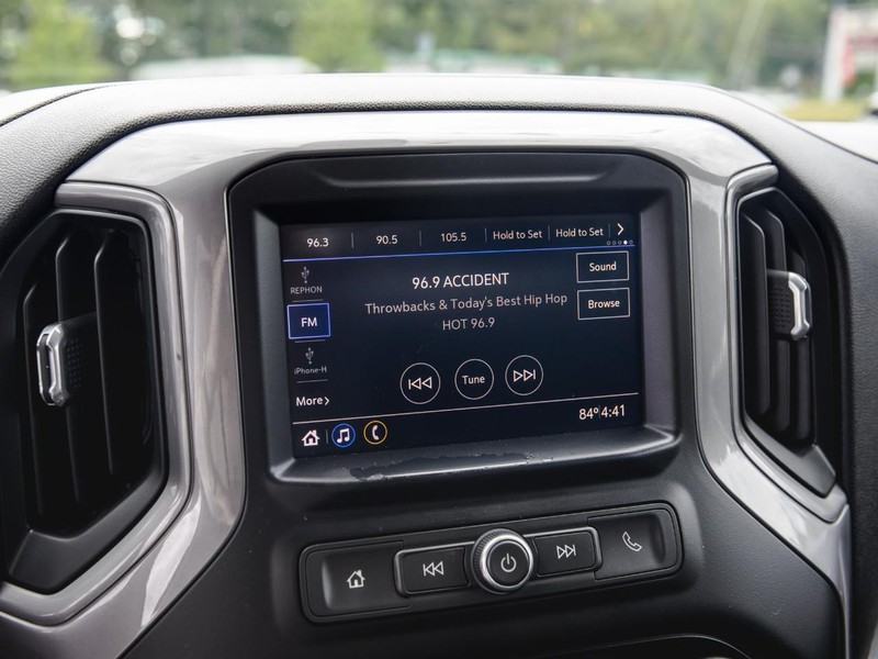 Chevrolet Silverado 2500HD Vehicle Full-screen Gallery Image 23