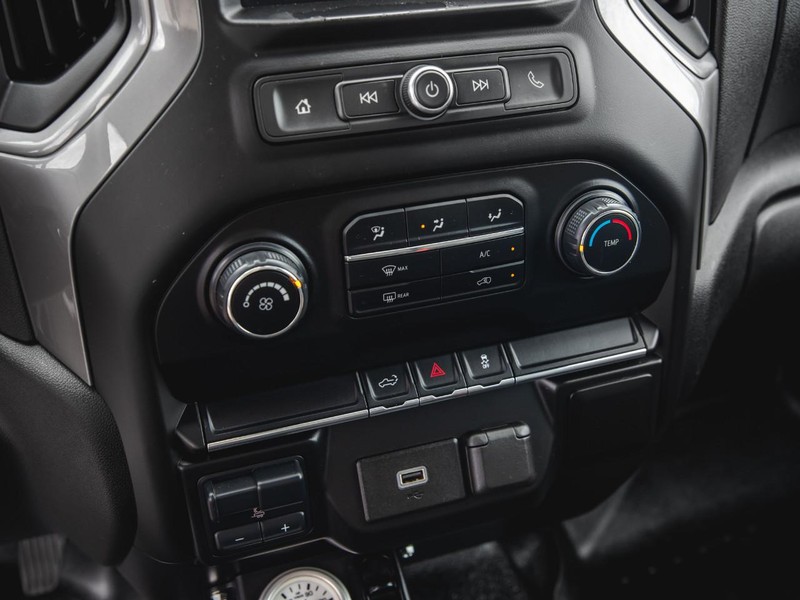 Chevrolet Silverado 2500HD Vehicle Full-screen Gallery Image 24