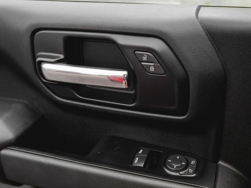 Chevrolet Silverado 2500HD Vehicle Full-screen Gallery Image 25
