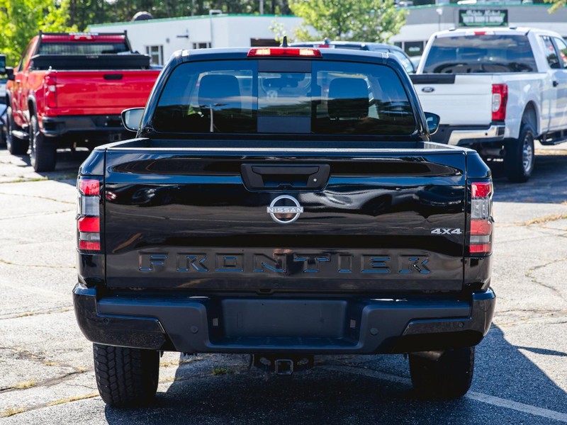 Nissan Frontier Vehicle Full-screen Gallery Image 04