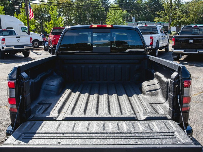 Nissan Frontier Vehicle Full-screen Gallery Image 05