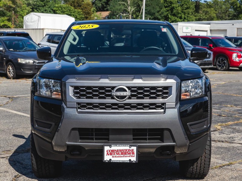 Nissan Frontier Vehicle Full-screen Gallery Image 10