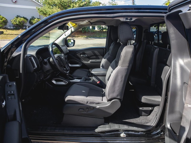 Nissan Frontier Vehicle Full-screen Gallery Image 11