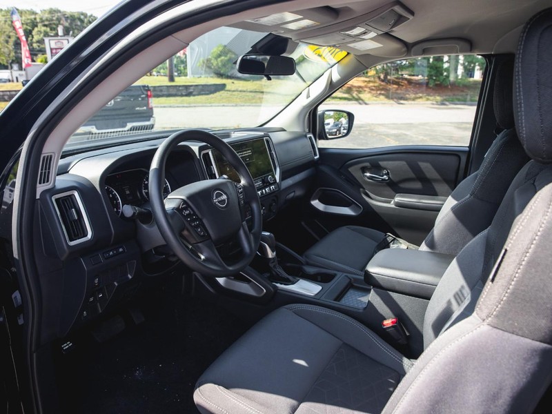 Nissan Frontier Vehicle Full-screen Gallery Image 12