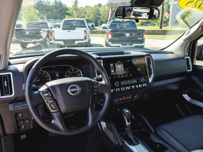 Nissan Frontier Vehicle Full-screen Gallery Image 13