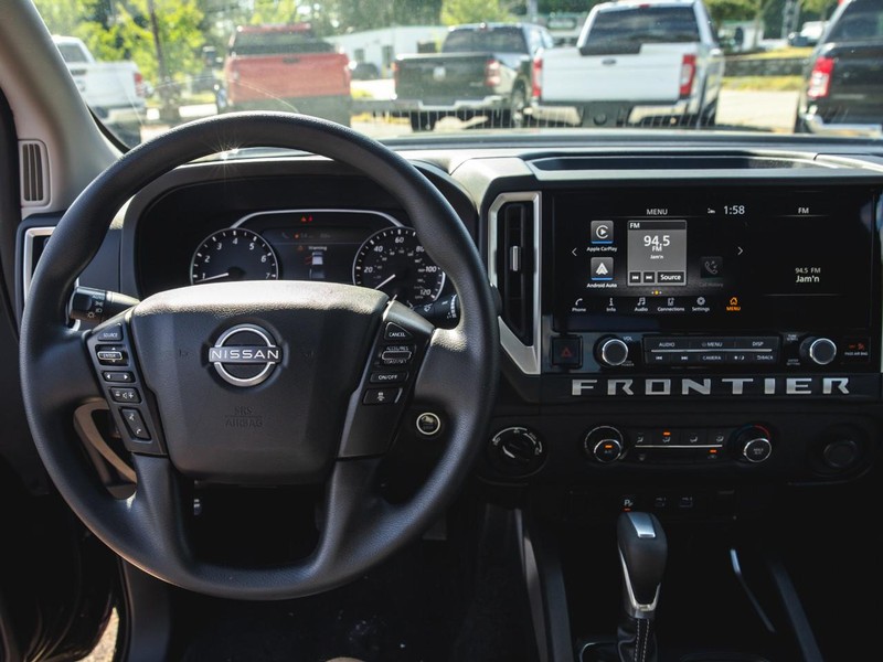Nissan Frontier Vehicle Full-screen Gallery Image 14