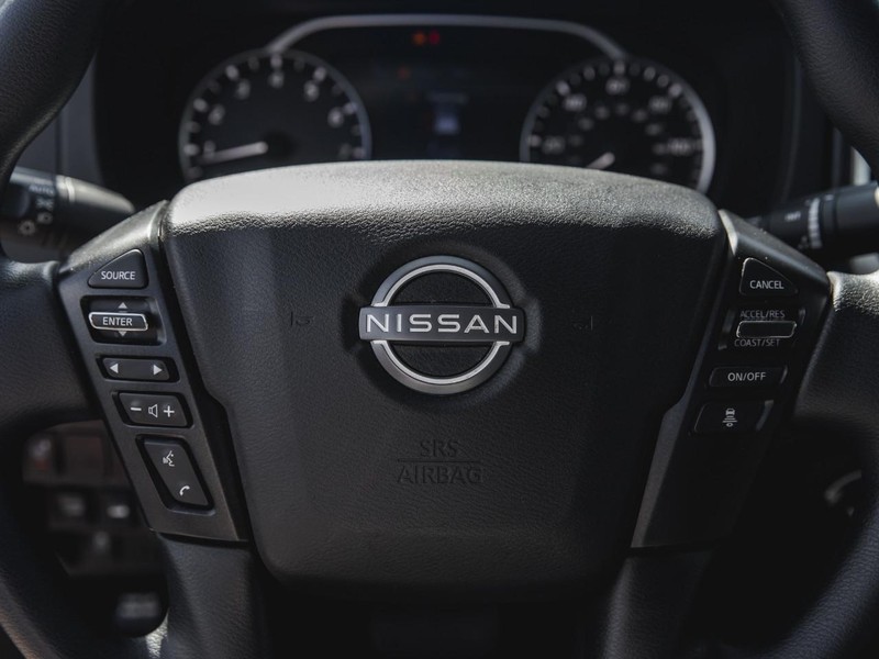Nissan Frontier Vehicle Full-screen Gallery Image 15