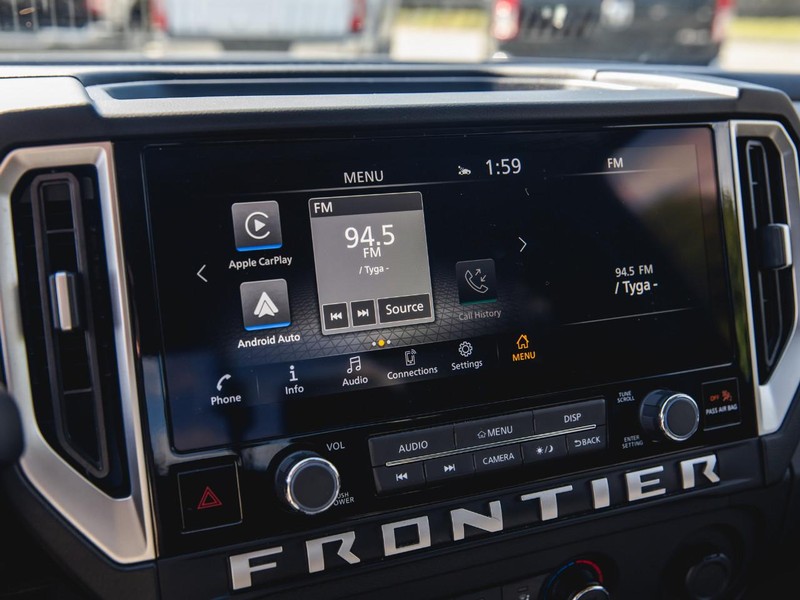 Nissan Frontier Vehicle Full-screen Gallery Image 17