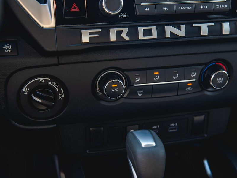 Nissan Frontier Vehicle Full-screen Gallery Image 19
