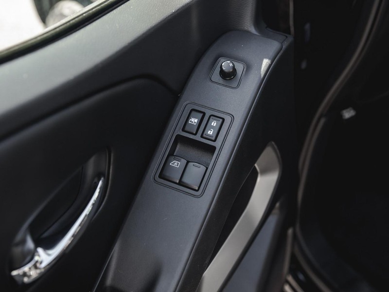 Nissan Frontier Vehicle Full-screen Gallery Image 20