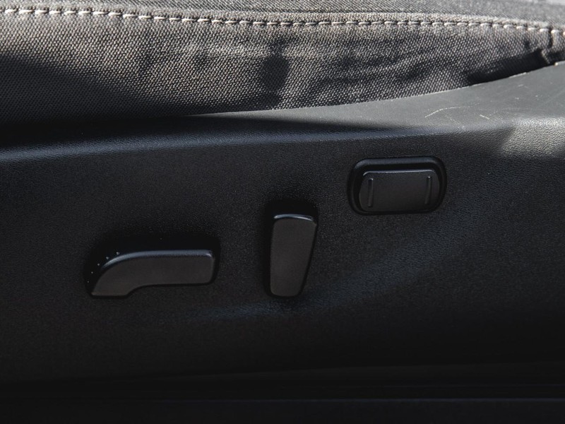 Nissan Frontier Vehicle Full-screen Gallery Image 21