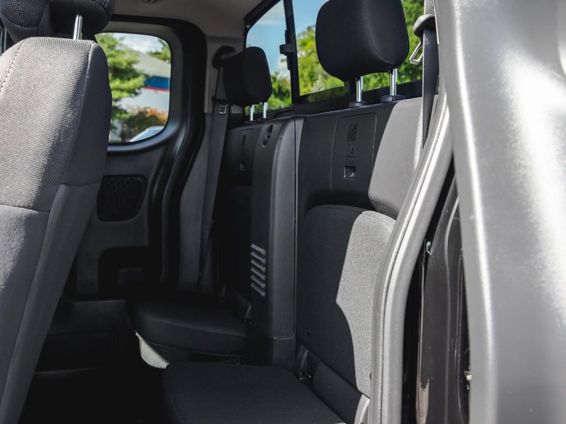 Nissan Frontier Vehicle Full-screen Gallery Image 22