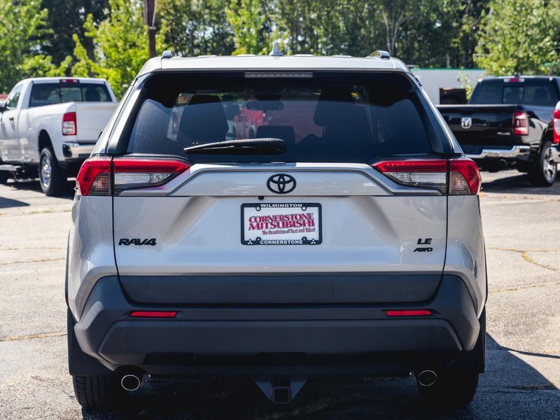 Toyota RAV4 Vehicle Full-screen Gallery Image 10