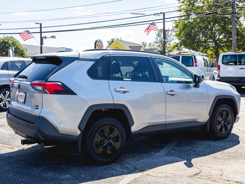Toyota RAV4 Vehicle Full-screen Gallery Image 11