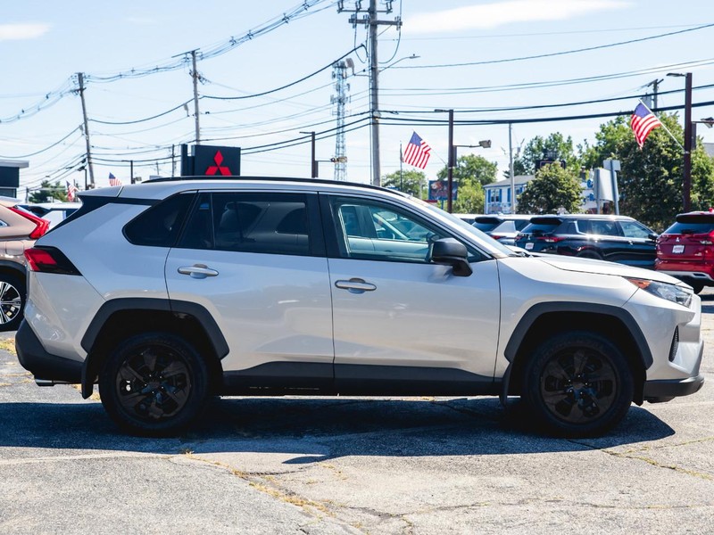Toyota RAV4 Vehicle Full-screen Gallery Image 12