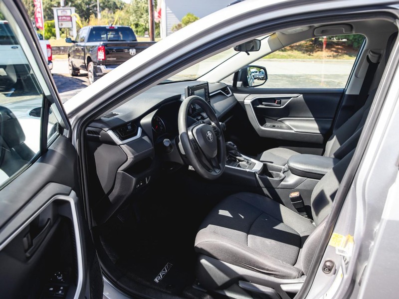 Toyota RAV4 Vehicle Full-screen Gallery Image 16